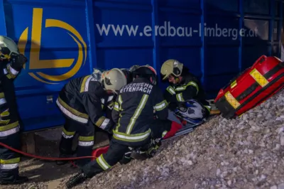 Kollision und eingeklemmte Personen - Feuerwehr trainiert Ernstfall in Pettenbach DSC-0544.jpg