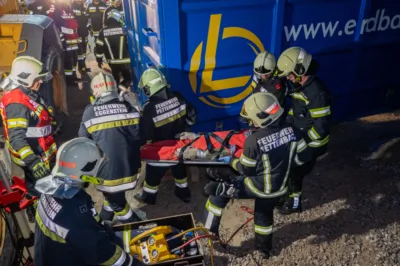 Kollision und eingeklemmte Personen - Feuerwehr trainiert Ernstfall in Pettenbach DSC-0546.jpg