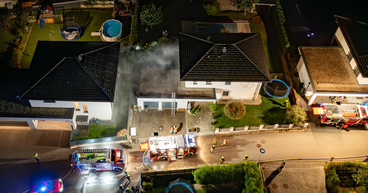 Brand im Garagenanbau – Schnelles Eingreifen der Feuerwehr verhindert Schlimmeres