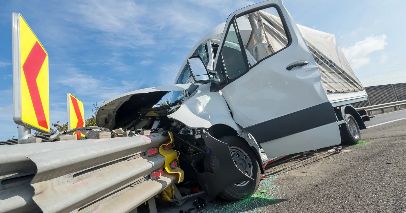 Titelbild: Kollision mit Aufpralldämpfer: Traffic Manager werden zu Ersthelfer nach Unfall mit Kleintransporter