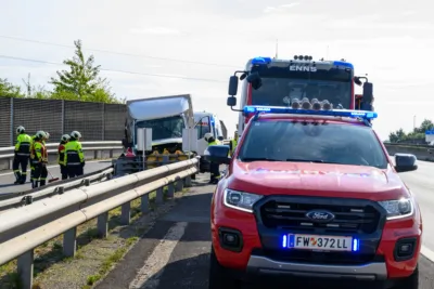 Kollision mit Aufpralldämpfer: Traffic Manager werden zu Ersthelfer nach Unfall mit Kleintransporter FOKE-2024091109542375-001.jpg