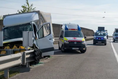 Kollision mit Aufpralldämpfer: Traffic Manager werden zu Ersthelfer nach Unfall mit Kleintransporter FOKE-2024091110062420-046.jpg