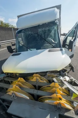 Kollision mit Aufpralldämpfer: Traffic Manager werden zu Ersthelfer nach Unfall mit Kleintransporter FOKE-2024091110064696-012.jpg