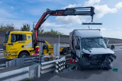 Kollision mit Aufpralldämpfer: Traffic Manager werden zu Ersthelfer nach Unfall mit Kleintransporter FOKE-2024091110174707-024.jpg