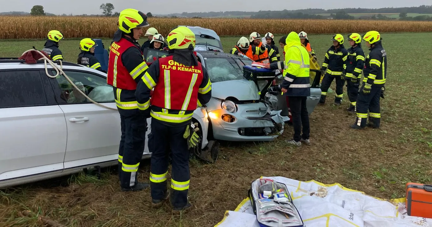 Titelbild: Schwerer Verkehrsunfall bei Regen – Drei Personen verletzt