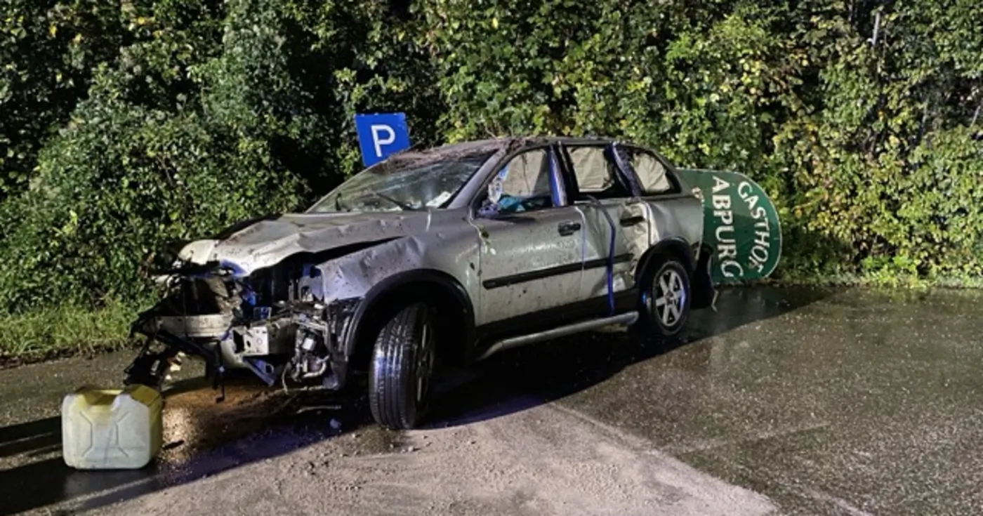 Titelbild: Nächtliche Fahrzeugbergung im steilen Gelände