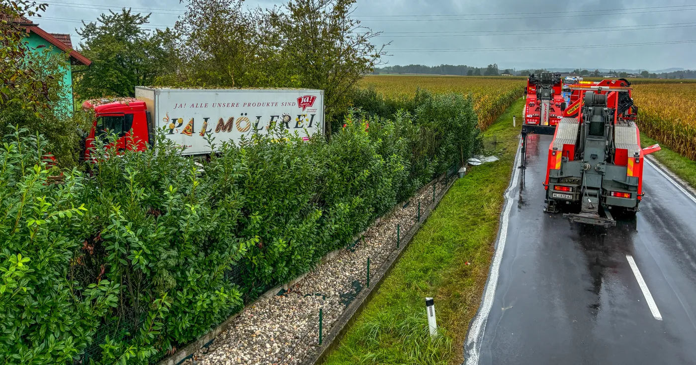 Titelbild: LKW landet im Vorgarten – Fahrer unverletzt