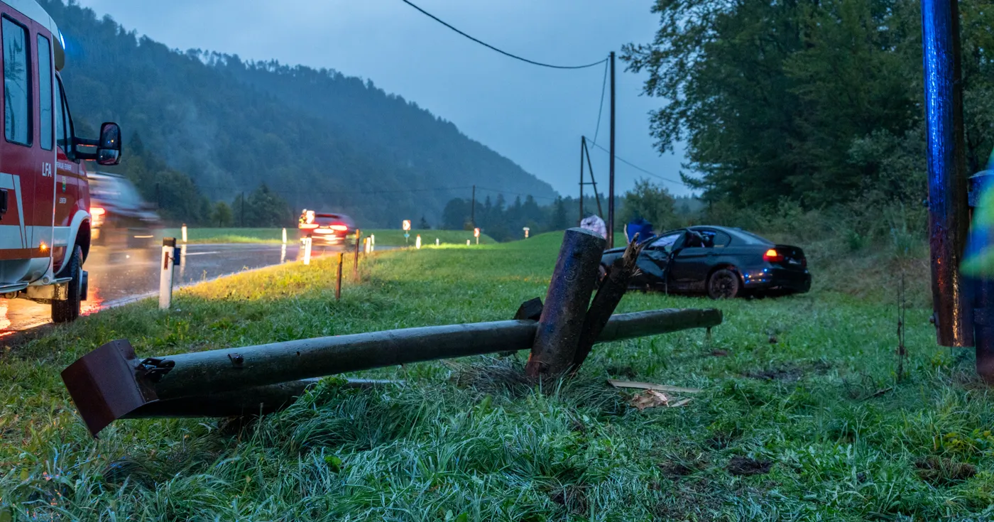 PKW fällt Strommast und überschlägt sich