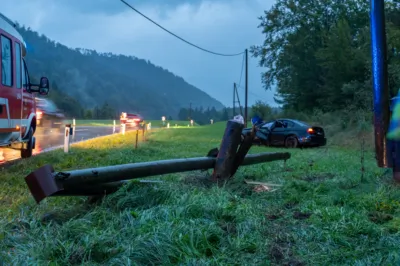 PKW fällt Strommast und überschlägt sich DSC-0620.jpg