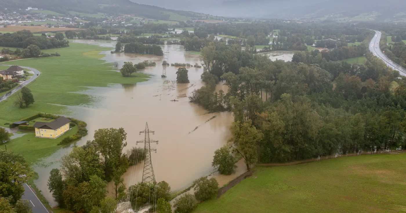 Titelbild: Hochwasseralarm in Oberösterreich fordert Einsatzkräfte