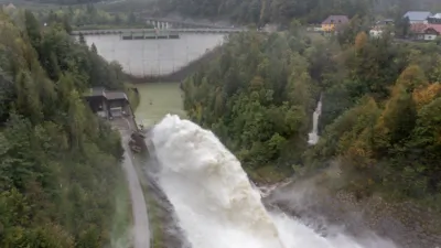 Hochwasseralarm in Oberösterreich fordert Einsatzkräfte DJI-0338.jpg