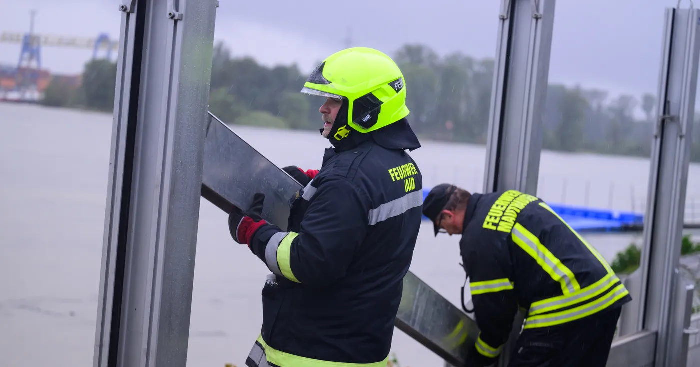 Titelbild: Aufbau des mobilen Hochwasserschutzes in Mauthausen