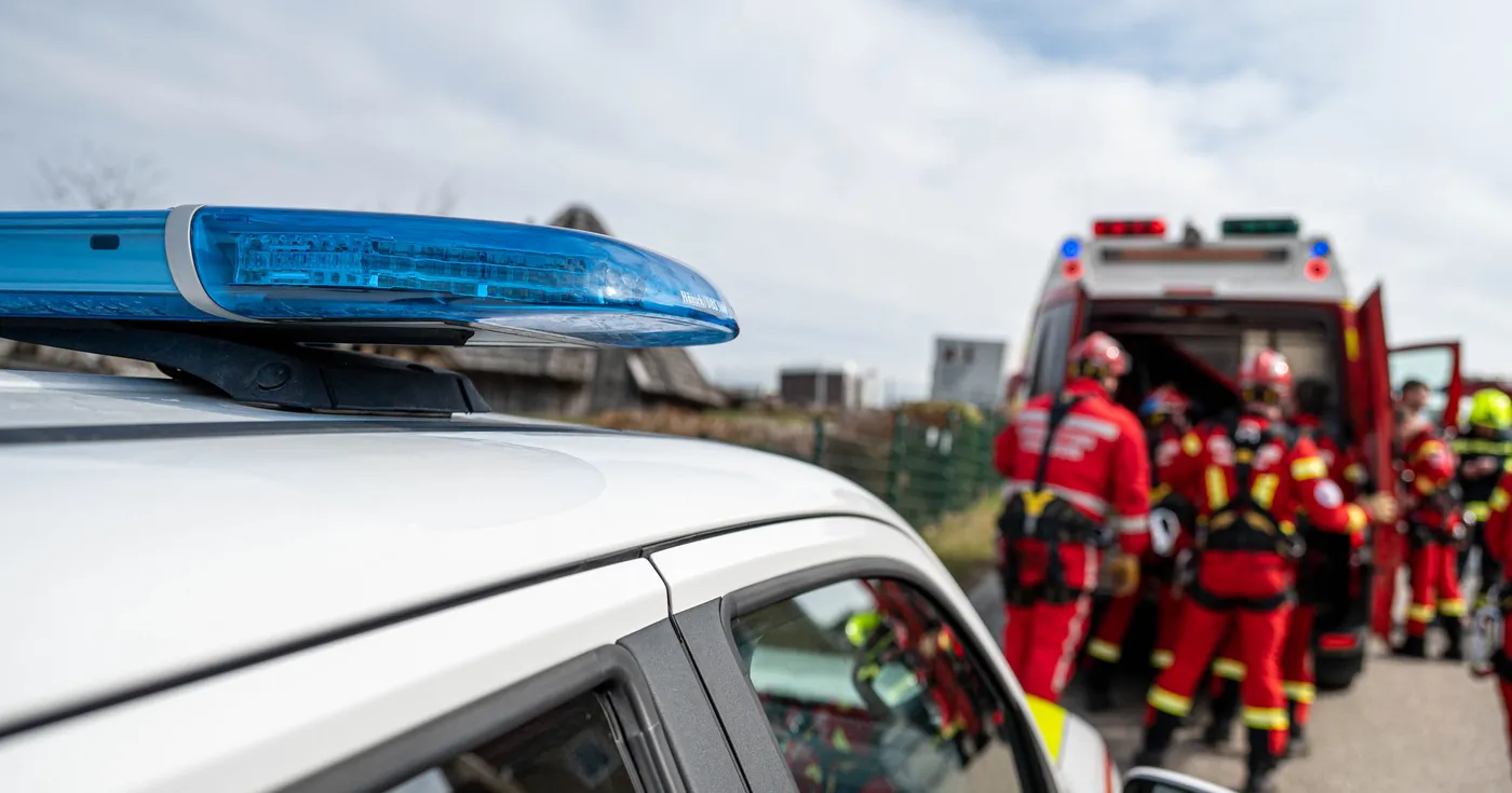 Titelbild: Mann stürzt in Hackschnitzelbunker – schwer verletzt