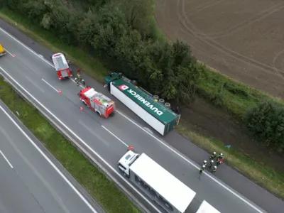 Schwerer LKW-Unfall auf der A8 Innkreis Autobahn in Fahrtrichtung Passau DOMS-197001010200112124-009.jpg