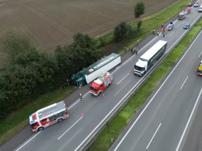 Schwerer LKW-Unfall auf der A8 Innkreis Autobahn in Fahrtrichtung Passau DOMS-197001010200112125-010.jpg