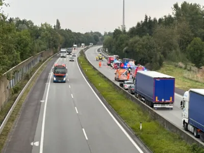 Schwerer LKW-Unfall auf der A8 Innkreis Autobahn in Fahrtrichtung Passau DOMS-197001010200112130-015.jpg