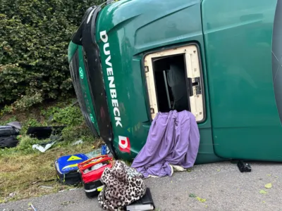 Schwerer LKW-Unfall auf der A8 Innkreis Autobahn in Fahrtrichtung Passau DOMS-197001010200112136-021.jpg