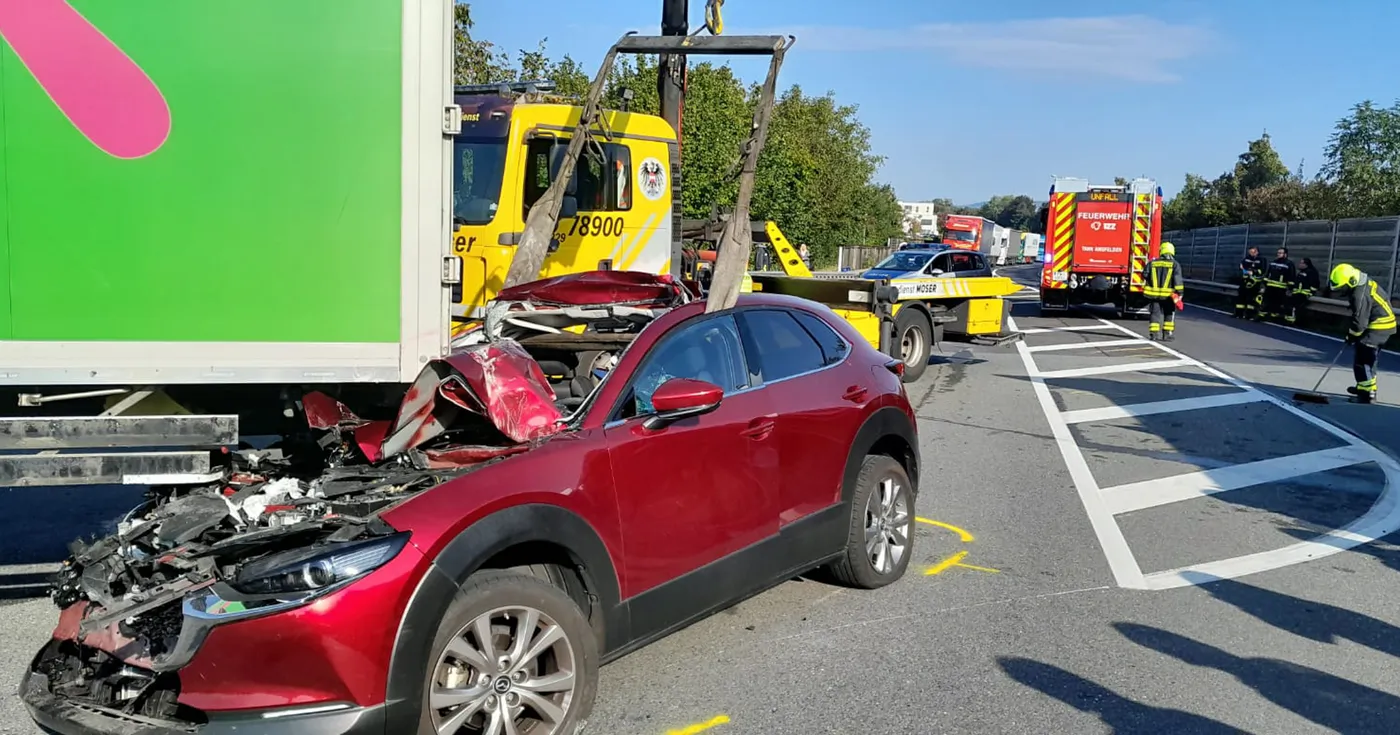 Schwerer Verkehrsunfall in Ansfelden - Personenrettung durch Feuerwehr