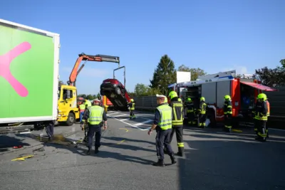 Schwerer Verkehrsunfall in Ansfelden - Personenrettung durch Feuerwehr FOKE-2024091909593134-131.jpg