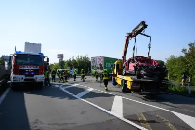 Schwerer Verkehrsunfall in Ansfelden - Personenrettung durch Feuerwehr FOKE-2024091910003135-133.jpg