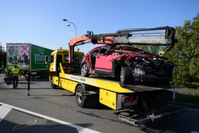 Schwerer Verkehrsunfall in Ansfelden - Personenrettung durch Feuerwehr FOKE-2024091910013141-142.jpg