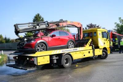 Schwerer Verkehrsunfall in Ansfelden - Personenrettung durch Feuerwehr FOKE-2024091910043152-157.jpg