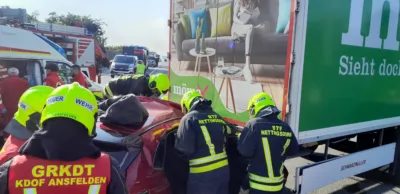 Schwerer Verkehrsunfall in Ansfelden - Personenrettung durch Feuerwehr TEAM-202409190851-003.jpg