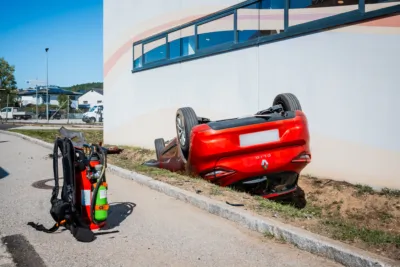 Verkehrsunfall in Gallneukirchen: Feuerwehren im Einsatz zur Bergung eines verunglückten Fahrzeugs VU-Gallneukirchen-21-09-2024-1.jpg