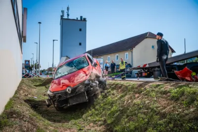 Verkehrsunfall in Gallneukirchen: Feuerwehren im Einsatz zur Bergung eines verunglückten Fahrzeugs VU-Gallneukirchen-21-09-2024-19.jpg