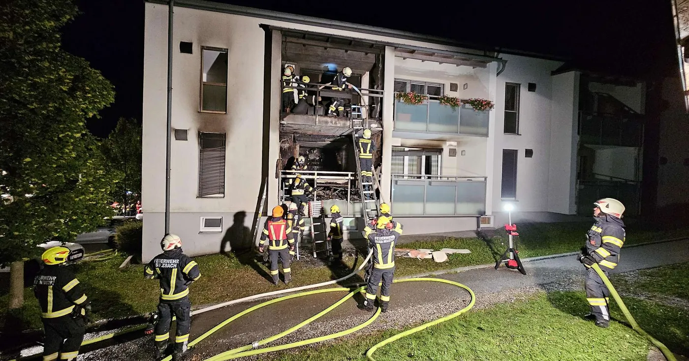 Titelbild: Wohnungsbrand in Mehrparteienhaus