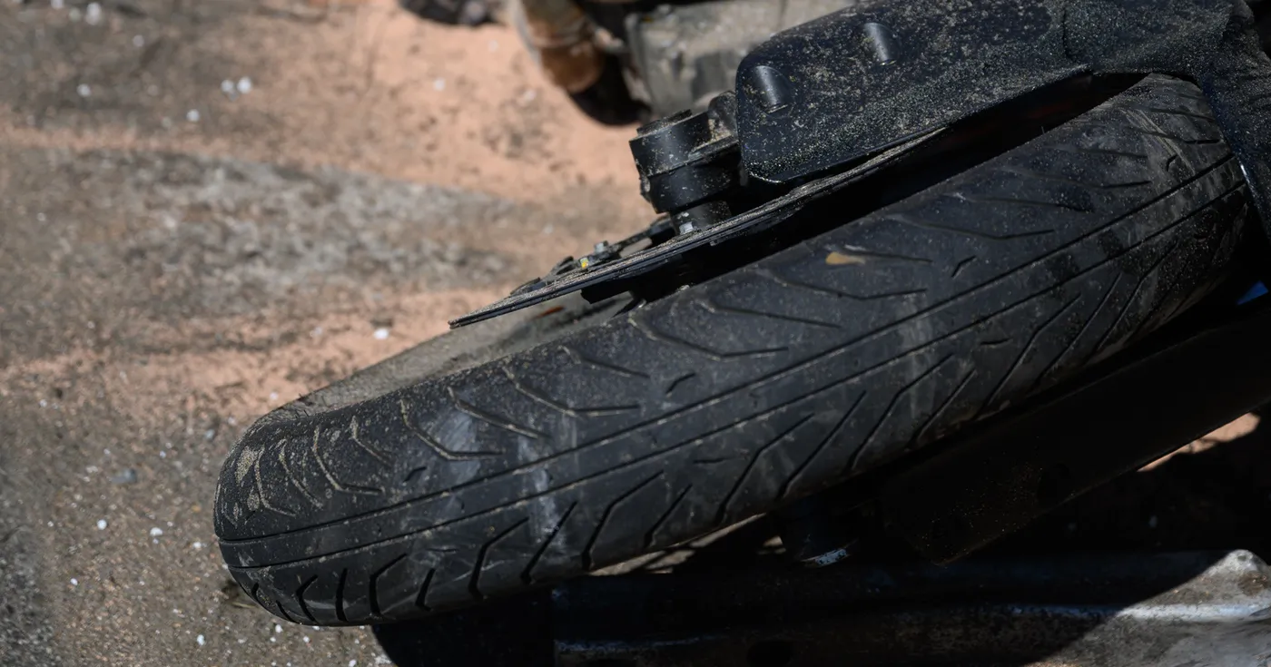 Titelbild: Motorradlenker bei Unfall unter Pkw eingeklemmt