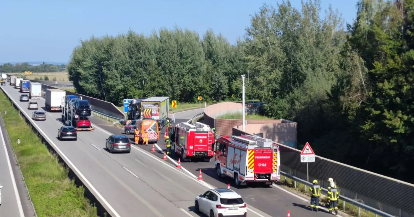 Titelbild: LKW-Brand auf der A8 - 3. Einsatz auf A8 innerhalb einer Woche