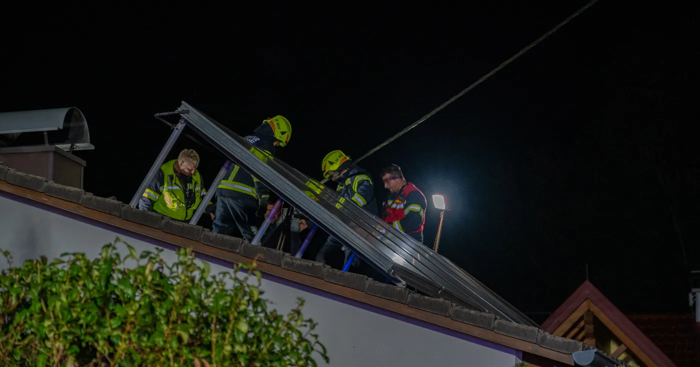 Titelbild: Bestätigter Brandverdacht - Feuerwehr Micheldorf verhindert Ausbreitung im Dachbereich