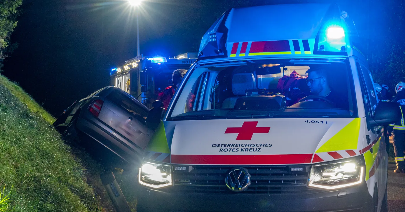 Titelbild: PKW kollidiert in Molln mit LKW - Eine Person verletzt