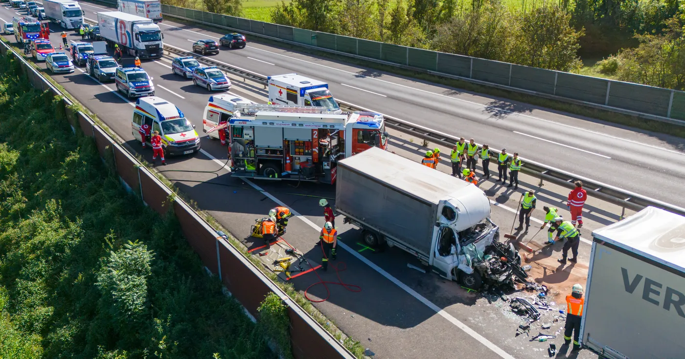 Titelbild: Schwerer Verkehrsunfall auf der A25 bei Marchtrenk West