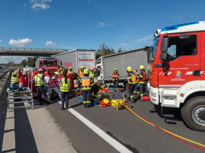 Schwerer Verkehrsunfall auf der A25 bei Marchtrenk West FOKE-2024092513505095-015.jpg