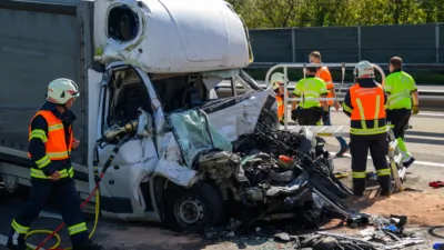 Schwerer Verkehrsunfall auf der A25 bei Marchtrenk West FOKE-2024092513554963-080.jpg