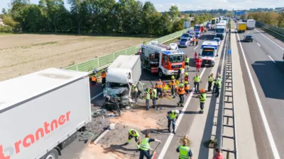 Schwerer Verkehrsunfall auf der A25 bei Marchtrenk West FOKE-202409251409-029.jpg