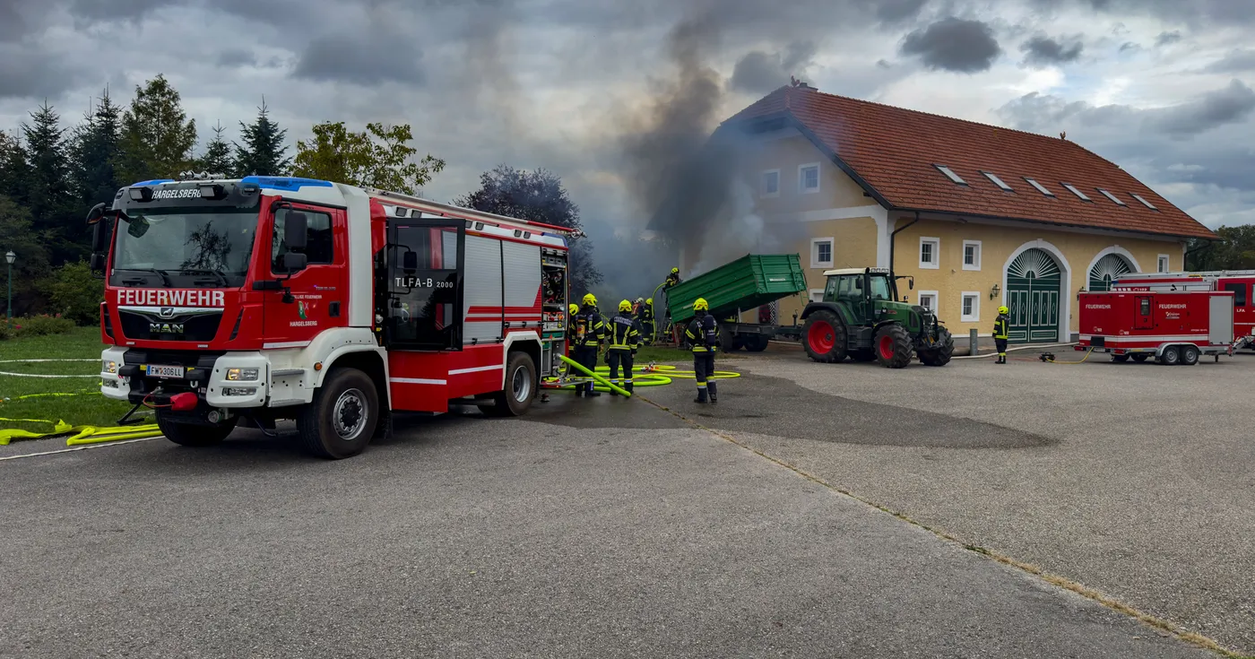 Titelbild: Glimmbrand in Hackschnitzelbunker – Großeinsatz der Feuerwehr in Hargelsberg