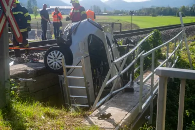 PKW kollidiert mit Zug DSC-1575.jpg