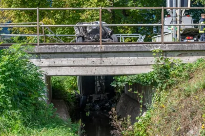 PKW kollidiert mit Zug DSC-1588.jpg