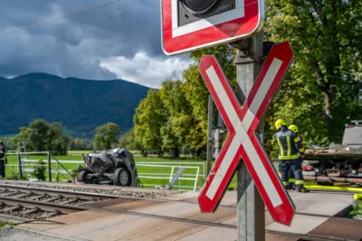 PKW kollidiert mit Zug DSC-1593.jpg