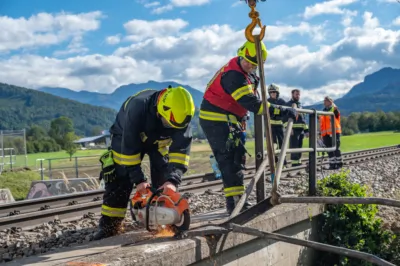 PKW kollidiert mit Zug DSC-1650.jpg