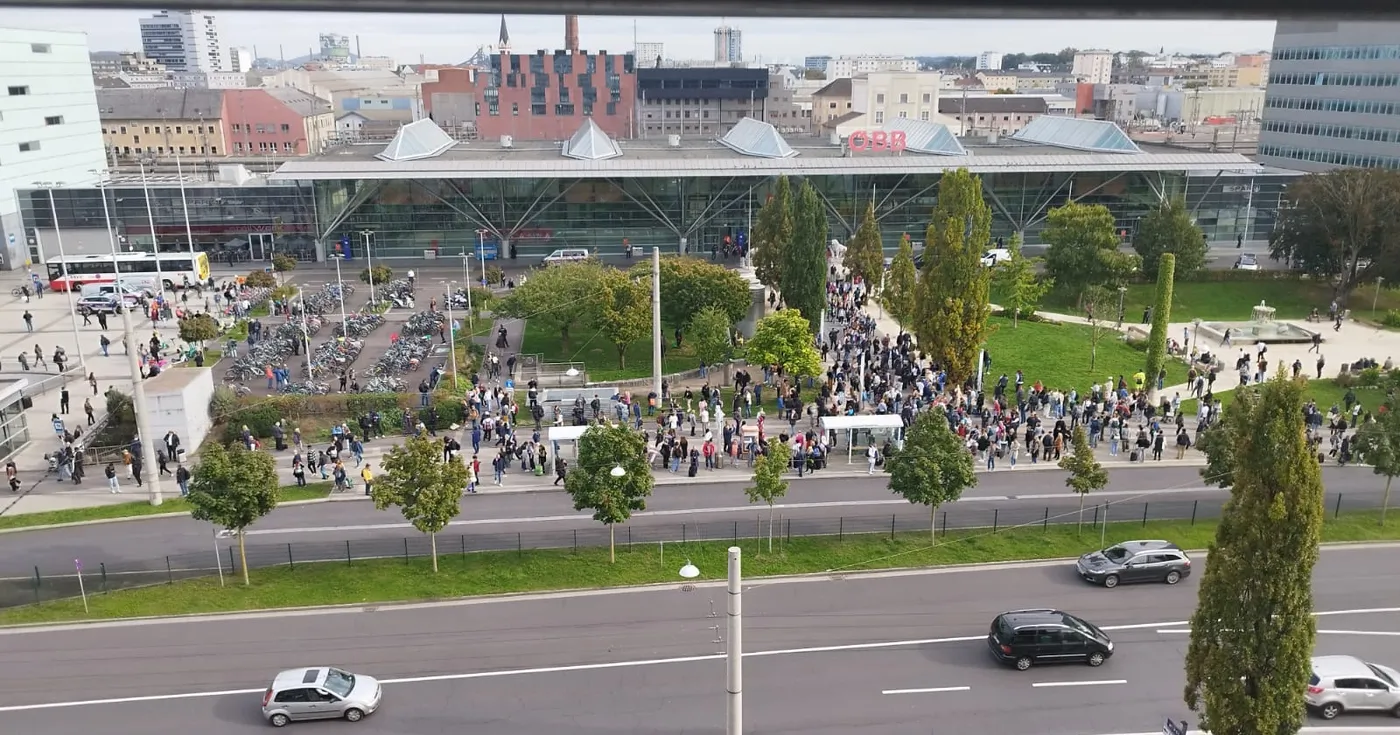 Bombendrohung am Linzer Hauptbahnhof – Räumung und Einsatzkräfte vor Ort