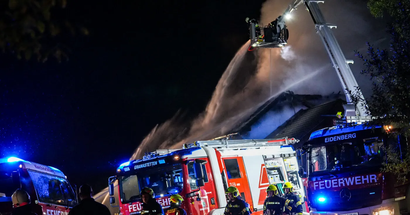 Titelbild: Dachstuhlbrand in Eidenberg - Familie rettet sich vor Brand