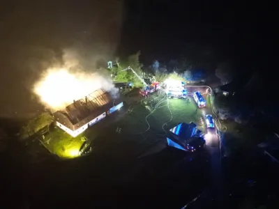 Dachstuhlbrand in Eidenberg - Familie rettet sich vor Brand PANC-202410040245-004.jpg