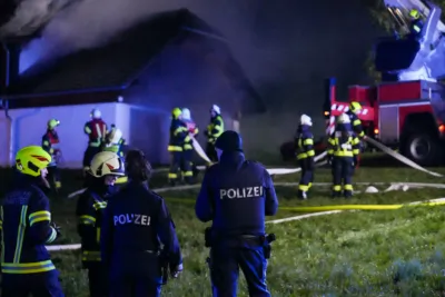 Dachstuhlbrand in Eidenberg - Familie rettet sich vor Brand PANC-20241004032809047-008.jpg