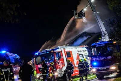 Dachstuhlbrand in Eidenberg - Familie rettet sich vor Brand PANC-20241004032909053-010.jpg