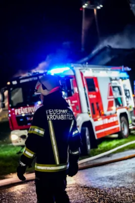 Dachstuhlbrand in Eidenberg - Familie rettet sich vor Brand PANC-20241004033009060-013.jpg