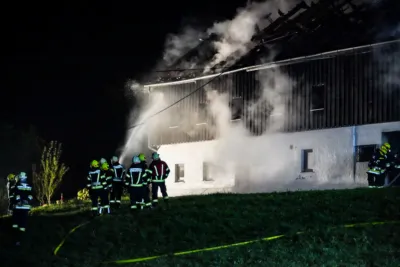 Dachstuhlbrand in Eidenberg - Familie rettet sich vor Brand PANC-20241004033509069-015.jpg